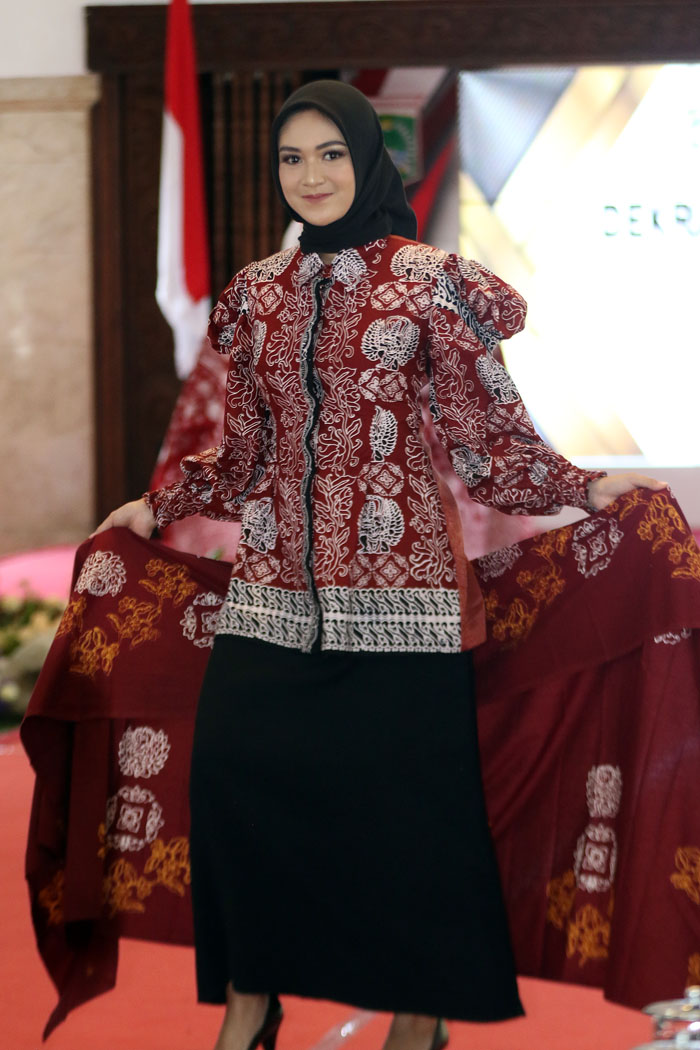 KHAS KABUPATEN: Salah satu pegawai Kopri Kabupaten Malang memperagakan motif batik garudeya di Pendapa Agung Kabupaten Malang kemarin (29/11).