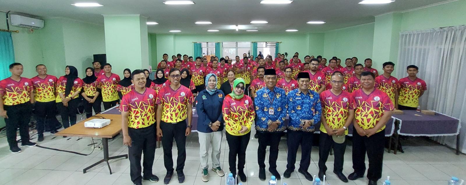KOLABORASI : Kepala Disdikbud Kota Malang Suwarjana SE MM (tiga dari kanan) bersama peserta Bimtek KKG PJOK se-Kecamatan Sukun, kemarin.