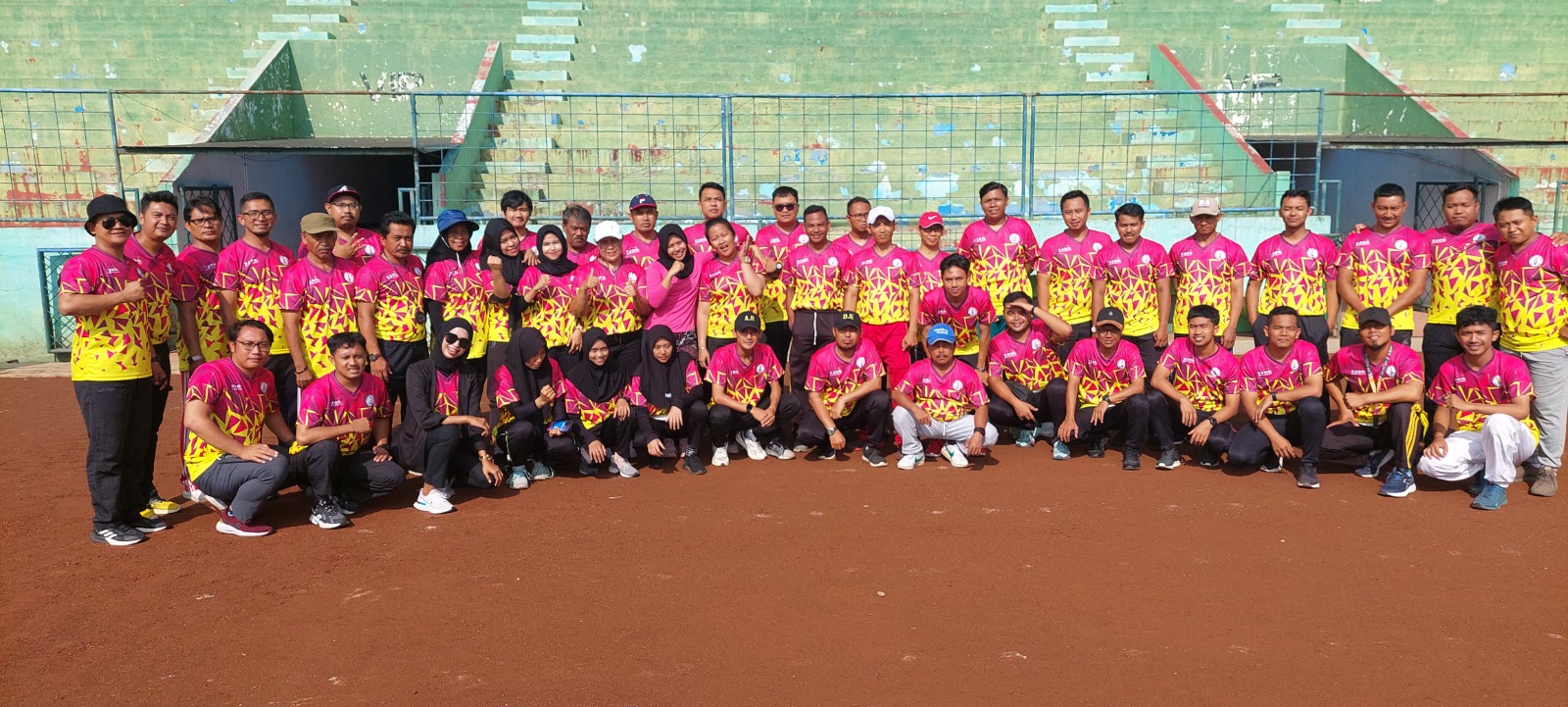 INOVATIF : Seluruh KKG PJOK se-Kecamatan Sukun berfoto bersama di sela-sela praktek Atletik Kids di lapangan Disporapar.