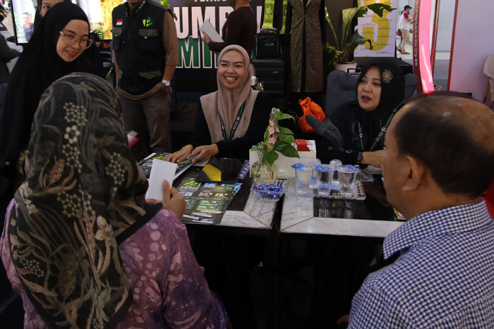 Penyedia jasa haji dan umrah memberi info kepada calon pendaftar di Malang Exhibition Week MOG