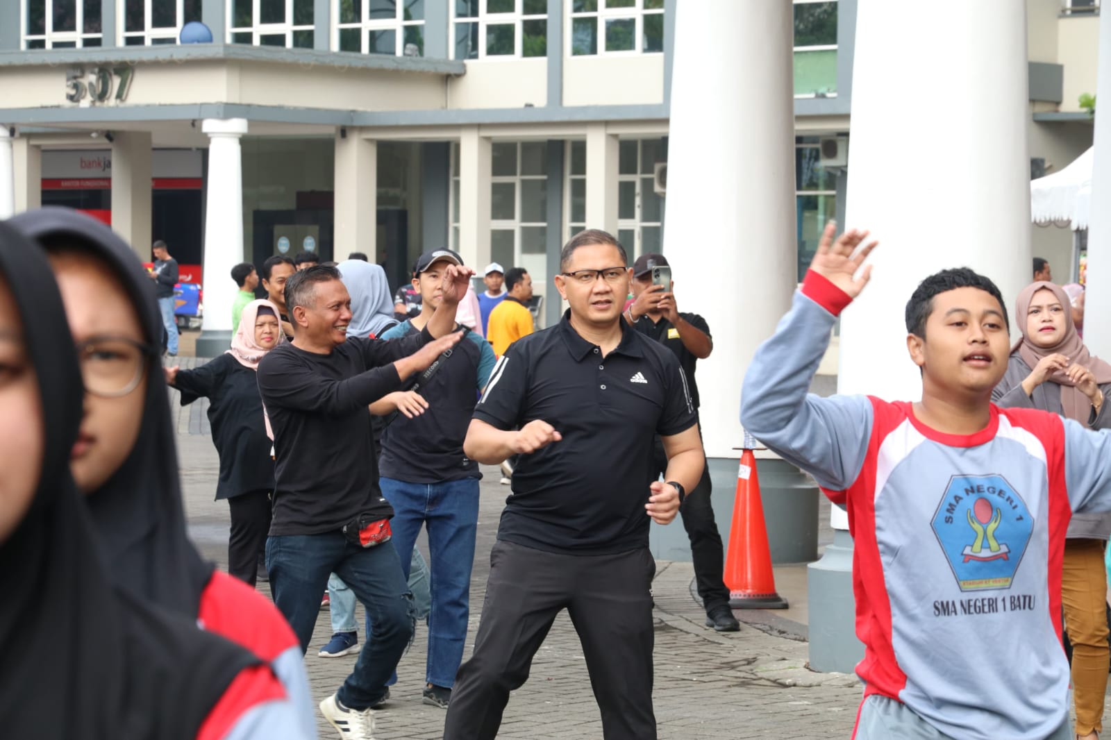 SEMANGAT: Pj Wali Kota Batu Aries Agung Paewai (dua dari kanan) mengikuti senam bersama pelajar untuk memperingati Hari AIDS Sedunia, Jumat (1/12).