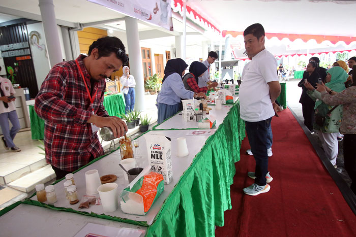 SALING ADU KEMAMPUAN: Beberapa guru saling beradu kemampuan menyuguhkan kopi susu di hadapan Kepala Disdikbud Kota Malang Suwarjana pada Sabtu (2/12).