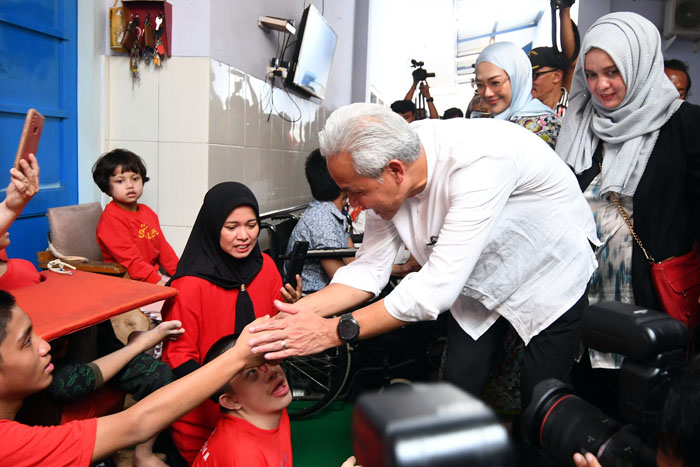 DEKATI MASYARAKAT: Capres Ganjar Pranowo dikawal jajaran pengurus Partai Perindo saat mengunjungi anak berkebutuhan khusus beberapa waktu lalu.