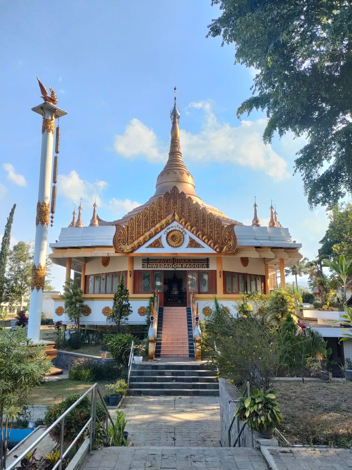 KHAS MYANMAR: Pagoda Patirupaka Shwedagondi di Vihara Dhammadipa Arama Kota Batu adalah yang pertama di Indonesia.