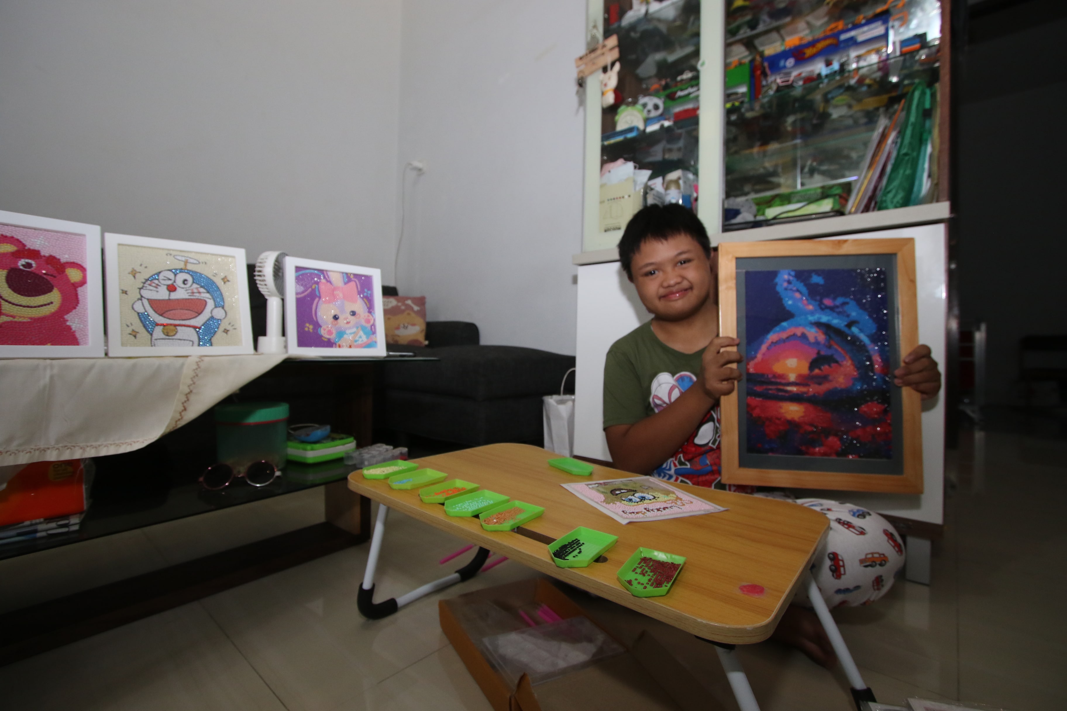 KREATIF: Salah satu anak down syndrome menghasilkan berbagai lukisan kemarin. Beberapa karya sudah terjual ke masyarakat.