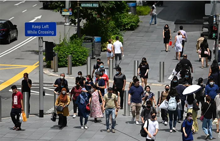 warga singapura yang sedang menggunakan masker