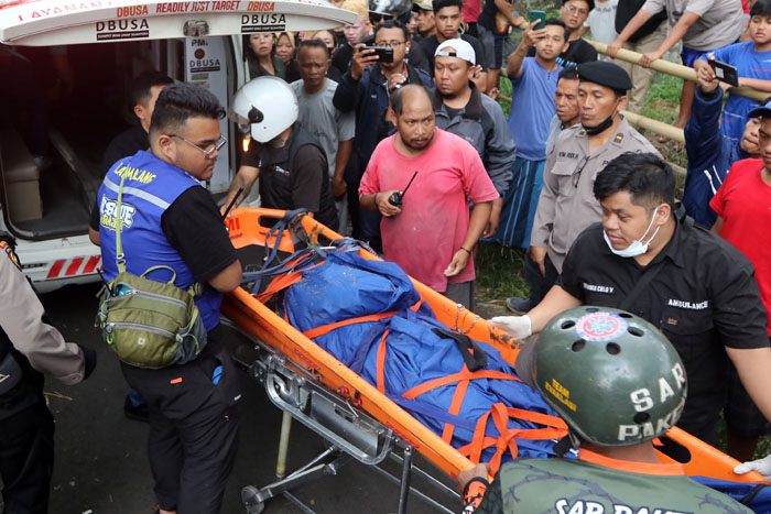 Relawan Kota Malang saat mengevakuasi orang jatuh ke jurang di Dieng Kota Malang, pertengahan 2023 lalu