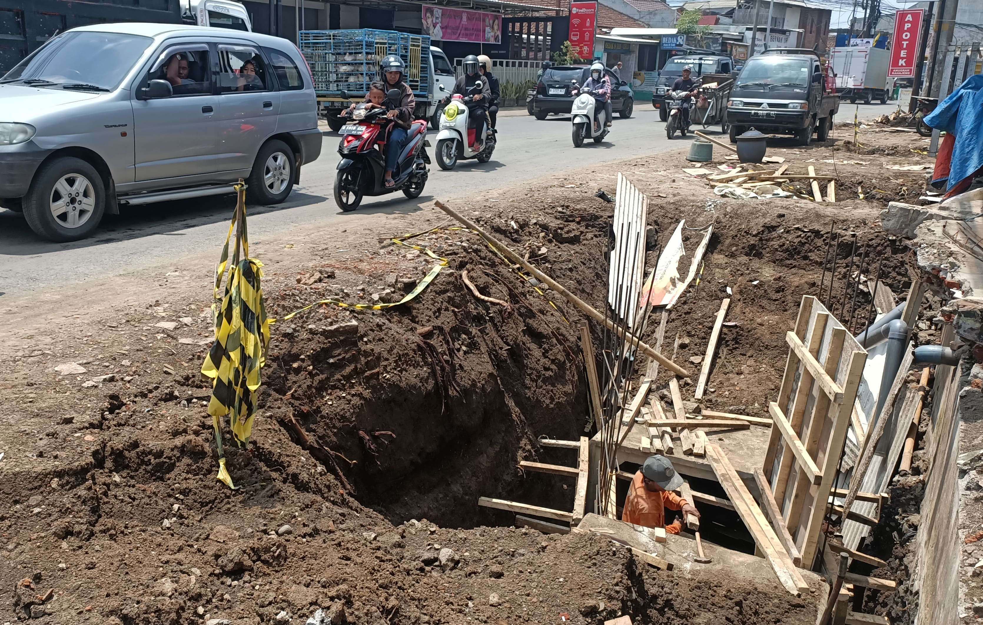 CEGAH BANJIR: Pembangunan drainase di Jalan Ki Ageng Gribig hingga kemarin (6/12) masih belum rampung. Pemkot menargetkan tuntas pada 15 Desember depan.