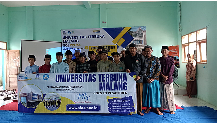 Foto bersama dalam acara Universitas Terbuka Malang