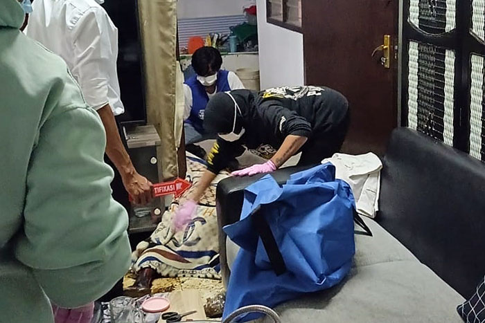 Evakuasi jenazah Antonia Soares di rumahnya di Sukun Kota Malang