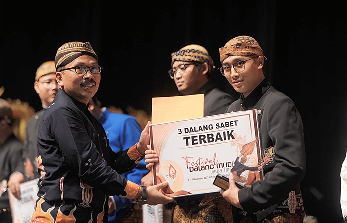 Lutfi Zibahnul Aziz menerima penghargaan dalam Festival Dalang Muda se-Jawa Timur 2023