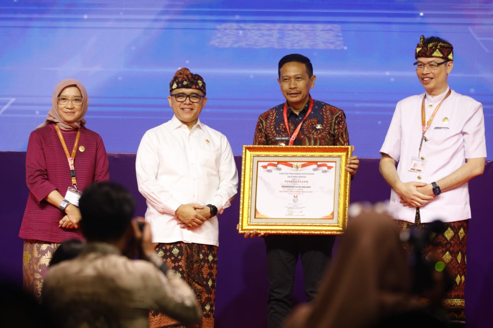 Menpan RB Azwar Anas saat menyerahkan penghargaan SAKIP kategori A kepada Pj Wali Kota Malang Wahyu Hidayat