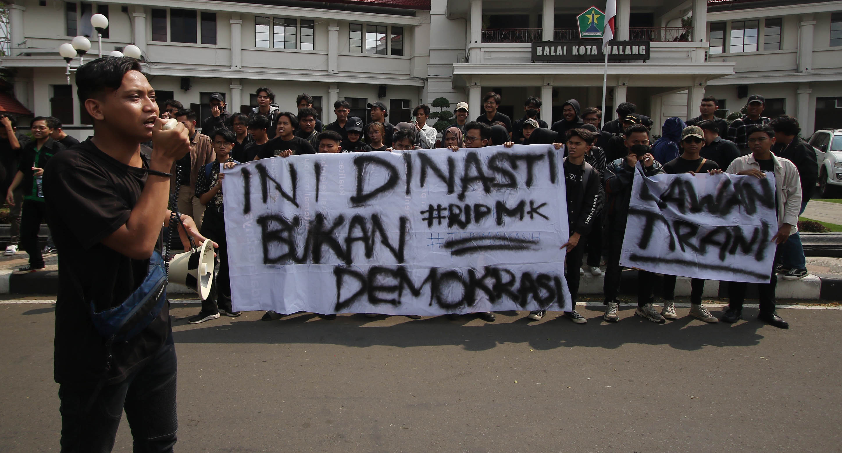 SUARAKAN ASPIRASI: Sekitar seratus mahasiswa dari berbagai organisasi kampus menggelar aksi di depan balai Kota Malang kemarin (7/12).