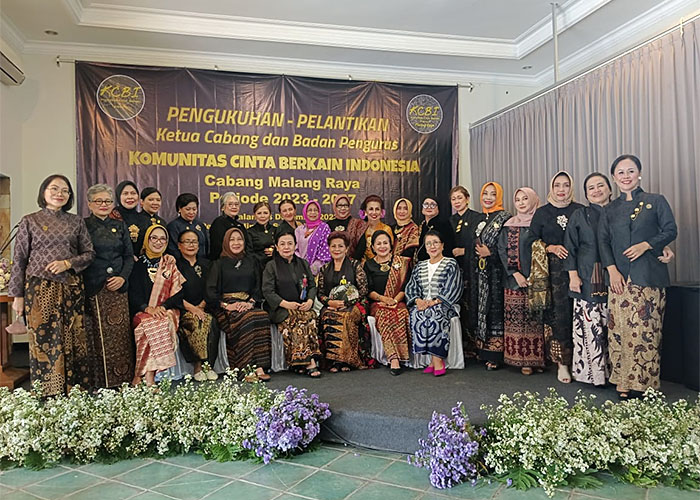 Foto bersama pengurus Komunitas Cinta Berkain Indonesia Cabang Malang Raya