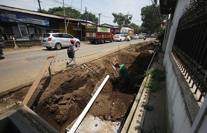 Pekerja menyiapkan drainase sebelum dipasangi box culvert di Jalan Ki Ageng Gribig Kota Malang