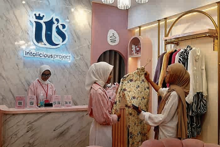 BARU BUKA: Gerai Intalicious Project di lantai satu MOG menjadi offline store pertama dan sudah didatangi pengunjung.