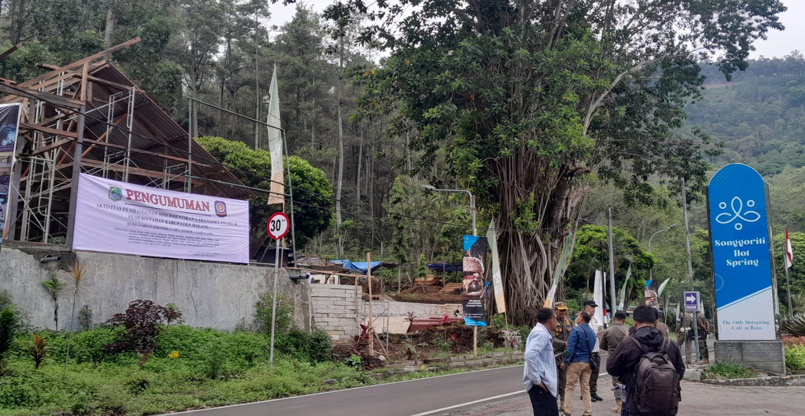 POLEMIK: Pembangunan Pasar Wisata di Songgoriti dihentikan Satpol PP Kota Batu.