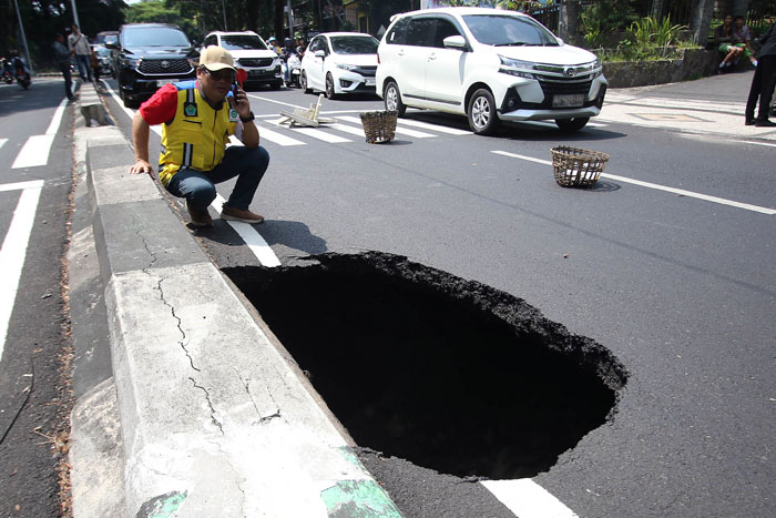 Kepala DPUPRPKP Kota Malang Dandung Djulharjanto mengecek ruas Jalan Bandung yang ambles kemarin (7/12)