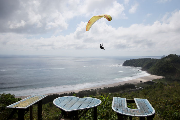 Wisata paralayang di Pantai Modangan diprediksi bakal menyedot animo wisatawan saat libur Natal dan Tahun Baru (Nataru). Diperkirakan kawasan itu bakal dikunjungi 500 wisatawan per hari.