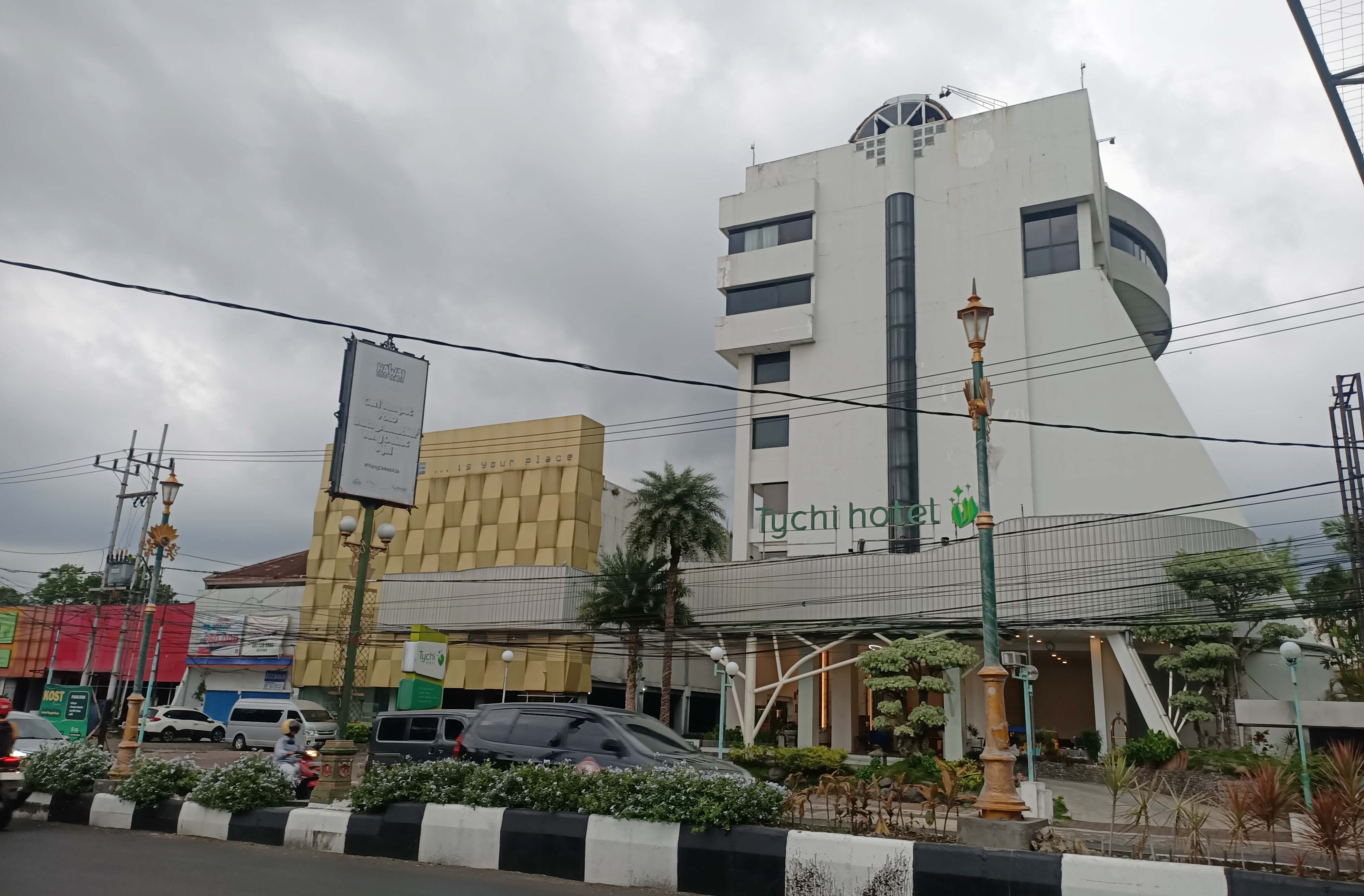 Hotel Tychi di Jalan JA Suprapto akan dikembangkan menjadi hotel bintang lima. Namun rencana itu batal lantaran investor merasa perizinan terlalu ribet