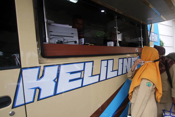 Pembayaran PBB di mobil pajak keliling Bapenda Kota Malang