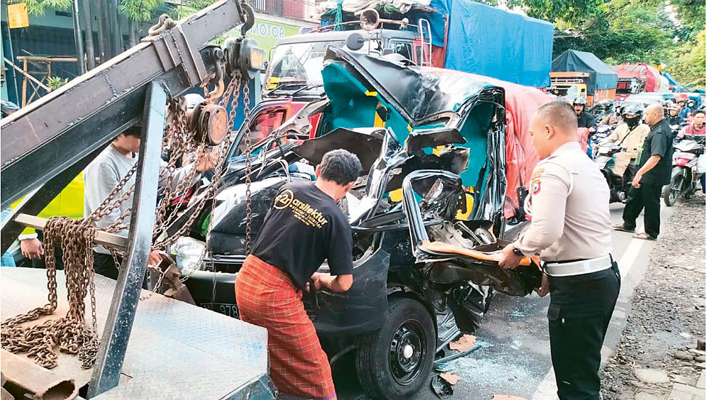LAKA PAGI HARI: Proses evakuasi mobil Daihatsu Gran Max bernopol N 9787 YH memakan waktu sekitar satu jam setengah. Ada dua korban yang sempat terjepit.