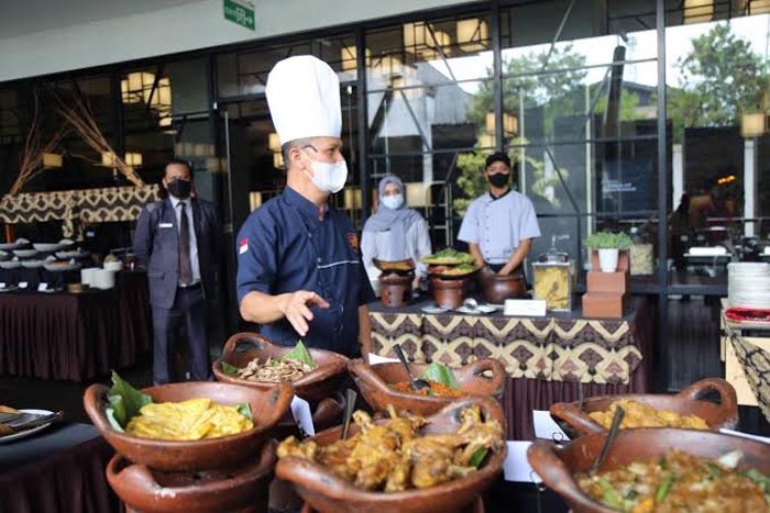 Chef Rayz Hotel UMM sedang berada di area buffet restoran