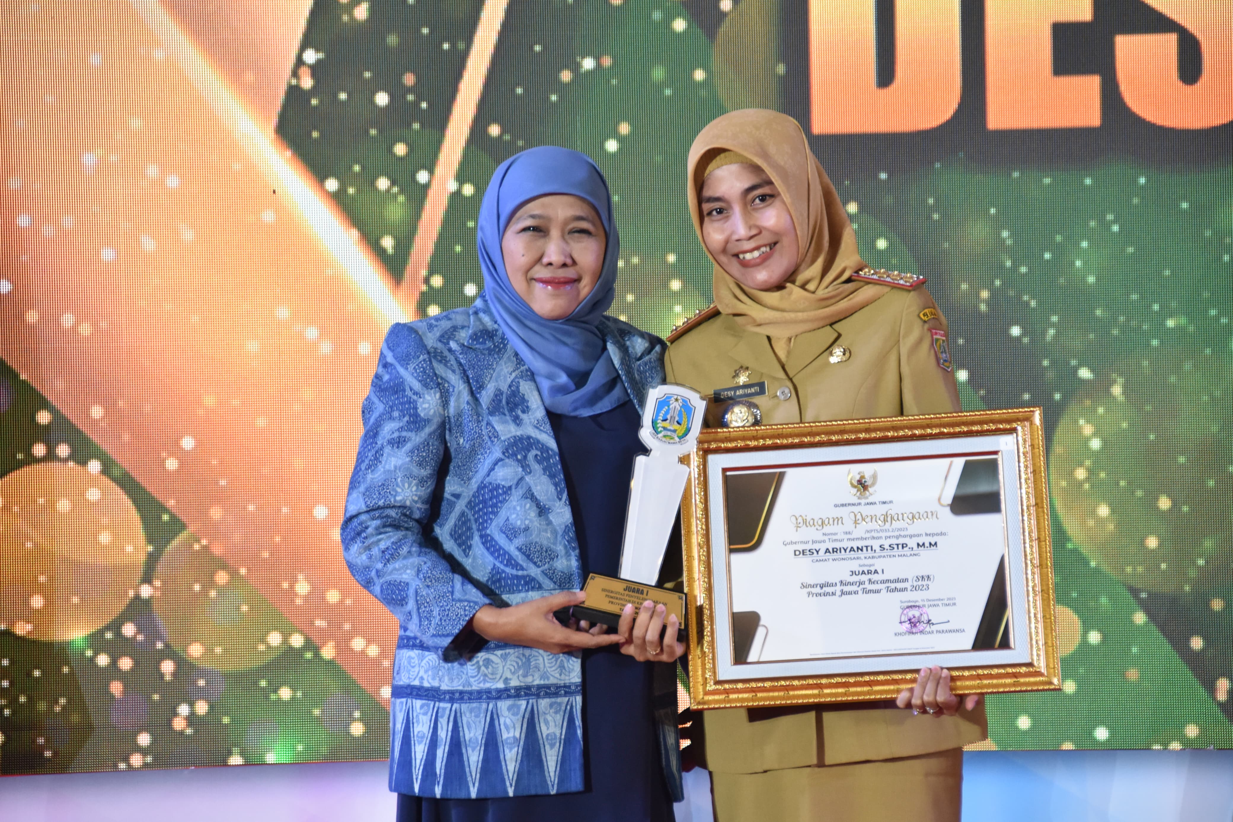 Gubernur Jatim Khofifah Indar Parwansa menyerahkan hadiah juara 1 Lomba SKK Jatim kepada Camat Wonosari Desy Ariyanti