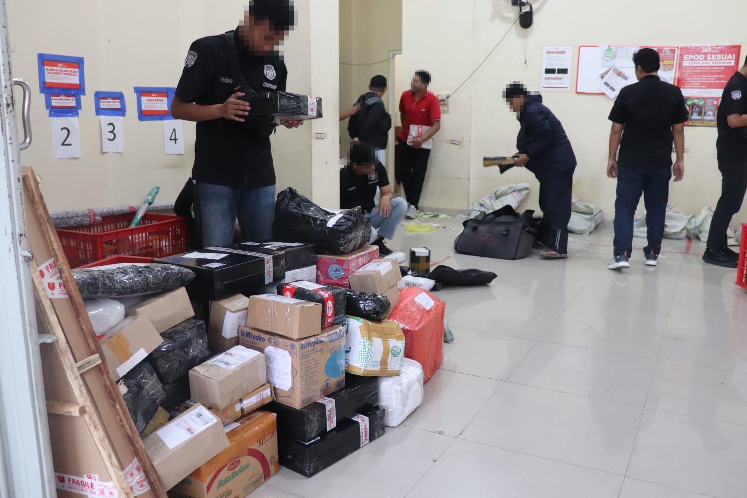 ILEGAL: Petugas gabungan Satpol PP dan Bea cukai Malang menemukan rokok tanpa pita cukai.
