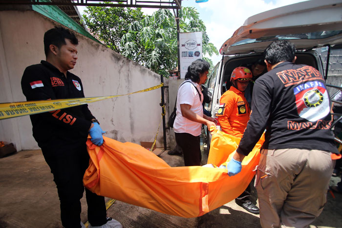 Inafis Polres Malang mengangkut jenazah korban diduga bunuh diri di Pakis Malang