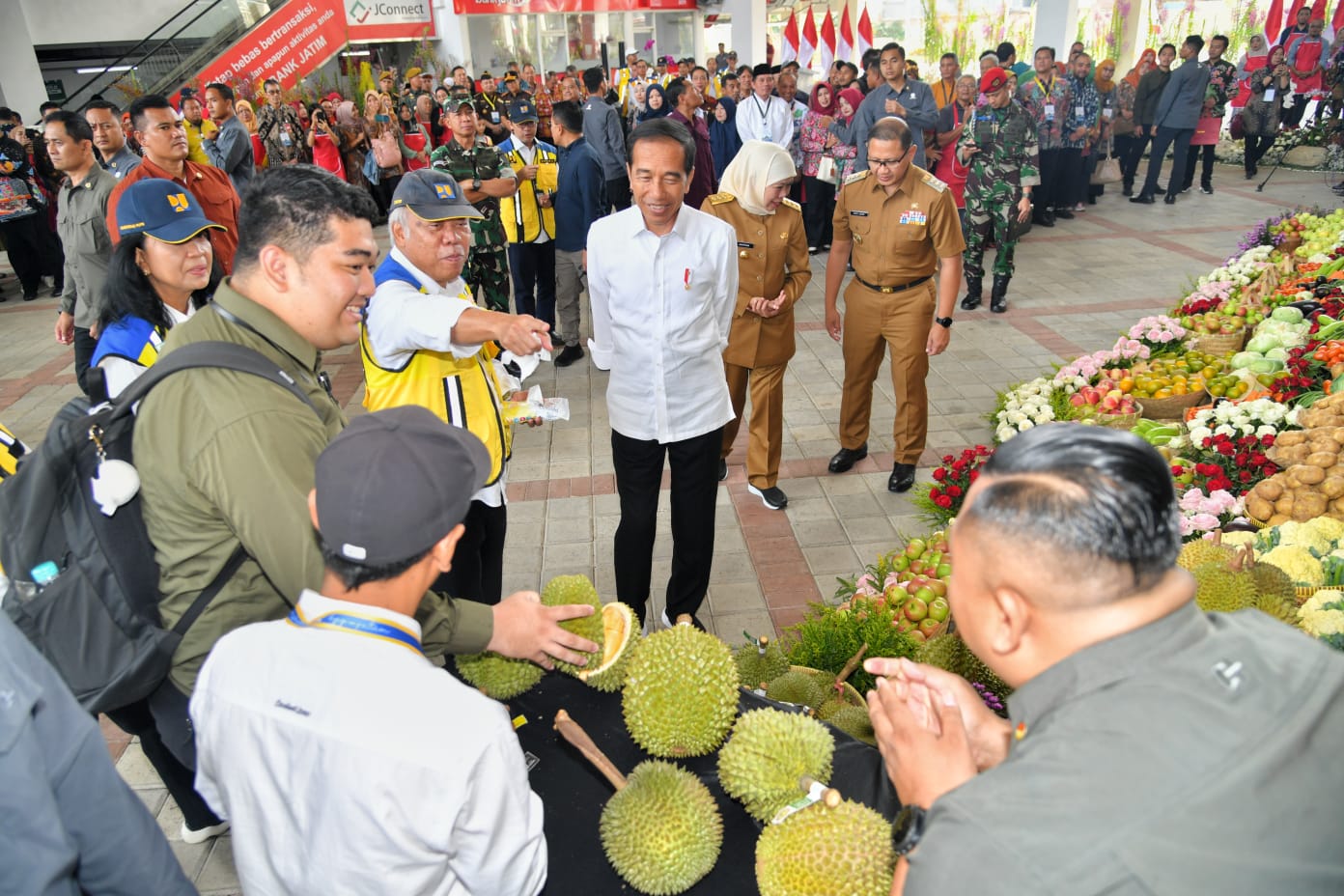 SAPA PEDAGANG: Presiden Joko Widodo menyapa pedagang Pasar Induk Among Tani Kota Batu usai acara peresmian, Kamis (14/12).
