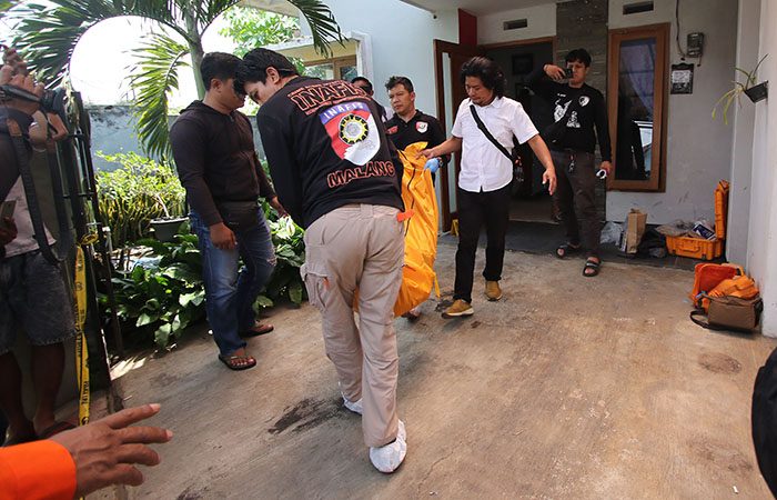 Jenazah korban diduga bunuh diri dibawa keluar tim inafis Polres Malang, Selasa (12/12)