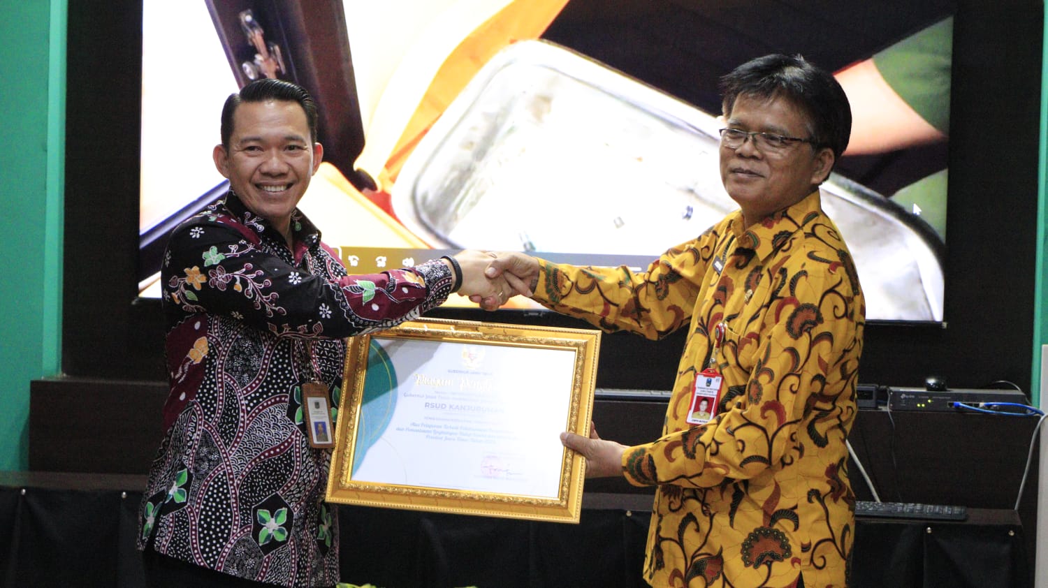 Plt Direktur RSUD Kanjuruhan dr Bobi Prabowo, Sp.EM, KEC, M.Biomed (kiri) menerima penghargaan dari Kepala Dinas Lingkungan Hidup Provinsi Jawa Timur, Jempin Marbun, S.H, M.H di Surabaya, (14/12).