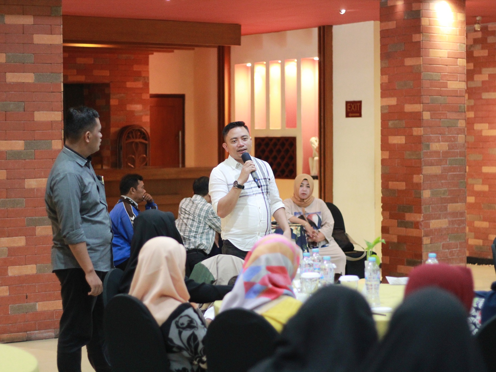 ENTREPRENEUR: Yani Wijaya Baihaqi membagikan kiat membangun bisnis di kalangan pegiat UMKM Kota Malang di Hotel Montana, Sabtu (16/12). (Yayasan Malang Berdaya for Radar Malang)