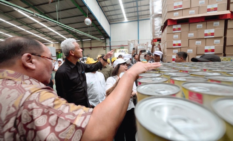 Ganjar Pranowo (baju hitam) mendatangi pabrik produk makanan berbahan dasar nanas