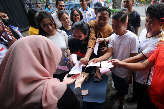 Peserta Uklam Uklam Tahes Aria Gajayana Hotel mendatangi Radar Malang untuk membeli tiket dan mengambil kaos