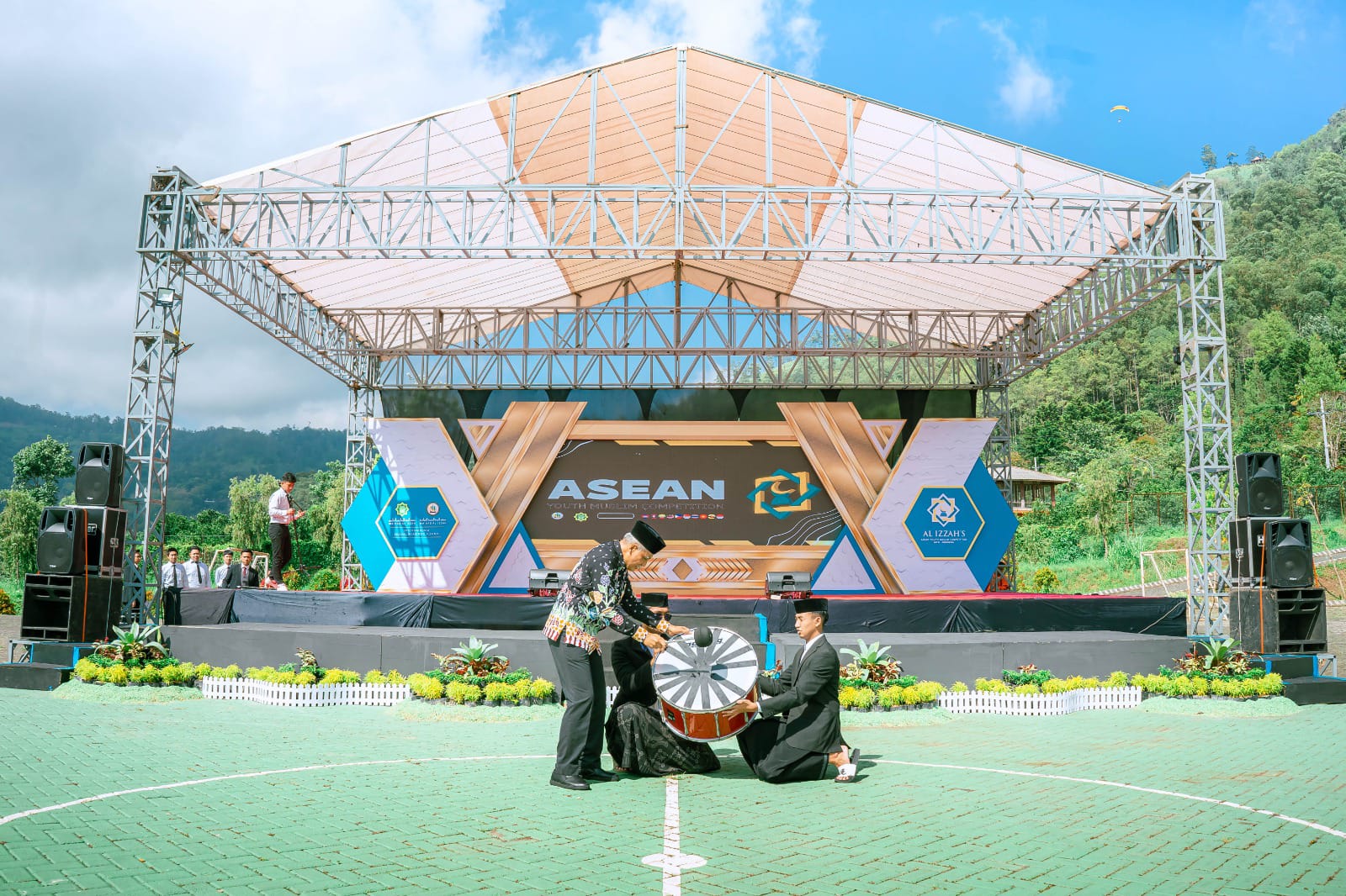 PEMBUKAAN: Kepala Dinas Pendidikan Kota Batu M. Chori menabuh drum sebagai tanda pembukaan ASEAN Youth Muslim Competition 2023 di SMP-SMA Al Izzah International Islamic Boarding School, Minggu (17/12)