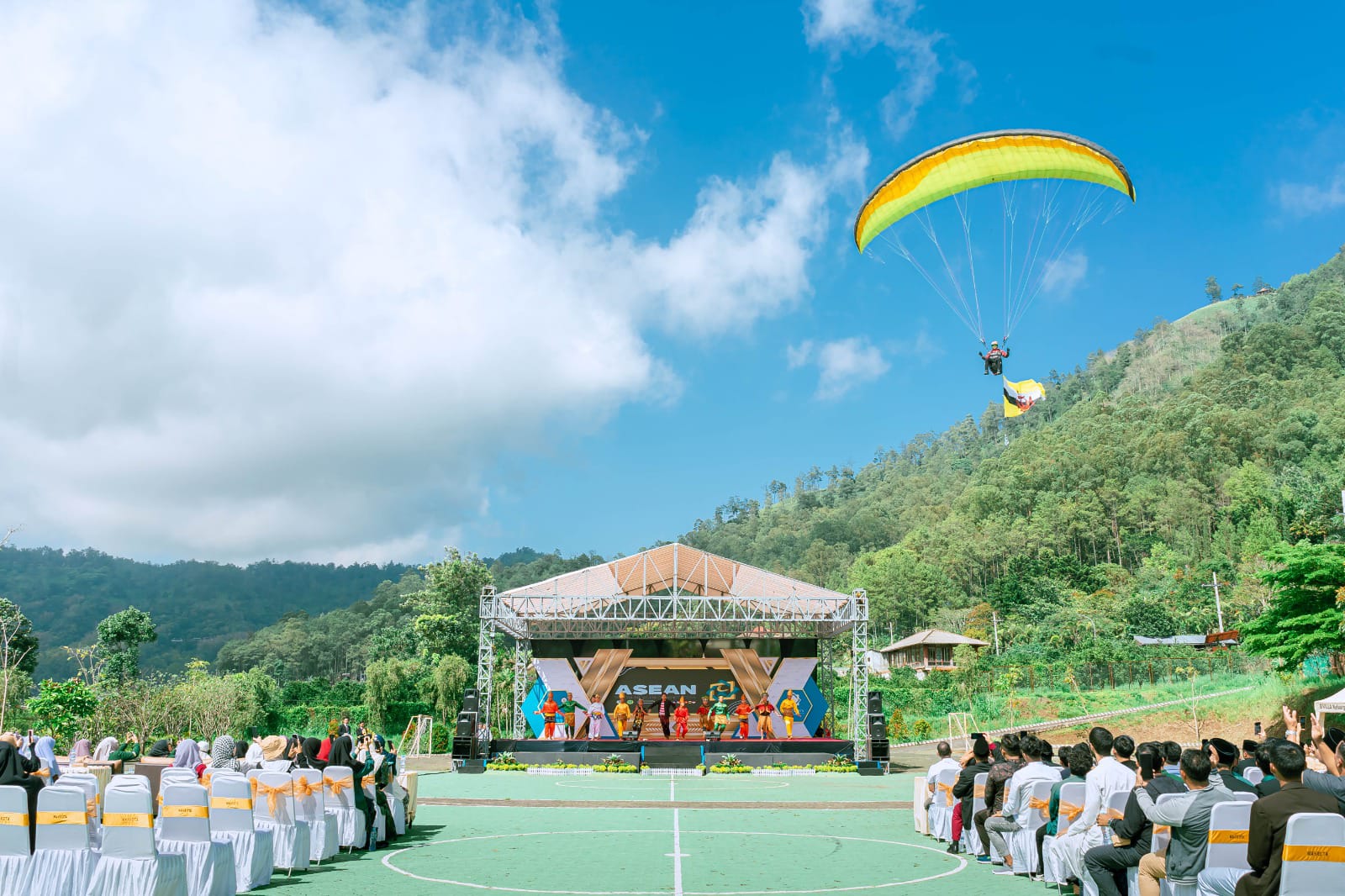 EKSOTIK: Acara pembukaan ASEAN Youth Muslim Competition (AYMC)  2023 di Kota Batu dimeriahkan dengan  atraksi paralayang.