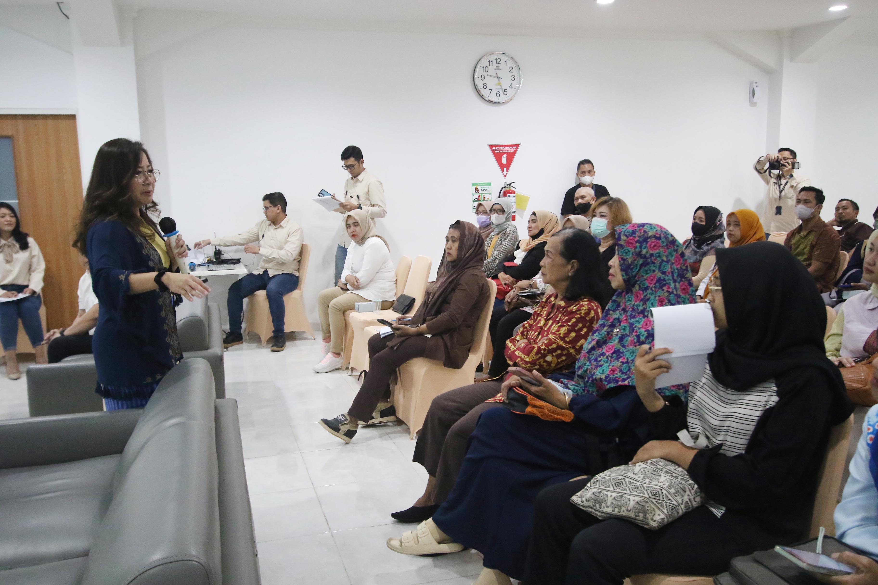 SEMINAR: Dokter Anak Subspesialis Infeksi dan Penyakit Tropis Dr dr Irene Ratridewi SpA(K) MKes memberikan edukasi pentingnya vaksinasi DBD. (suharto/radar malang)