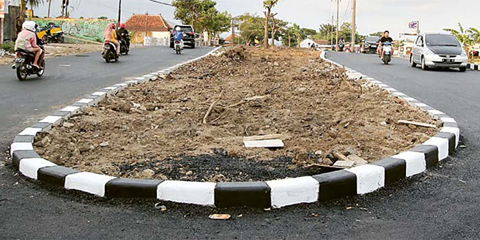 INFRASTRUKTUR BARU: Setelah  dilebarkan, Jalan Ikan Tombro  mulai dilintasi kendaraan kemarin.