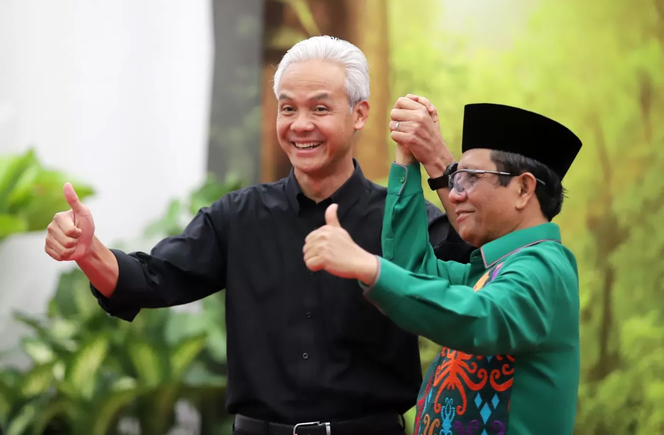KOMPAK: Capres Ganjar Pranowo (kiri) didampingi Cawapres Mahfud MD. Keduanya berkomitmen akan mewujudkan desa mandiri&nbsp;dan&nbsp;sejahtera