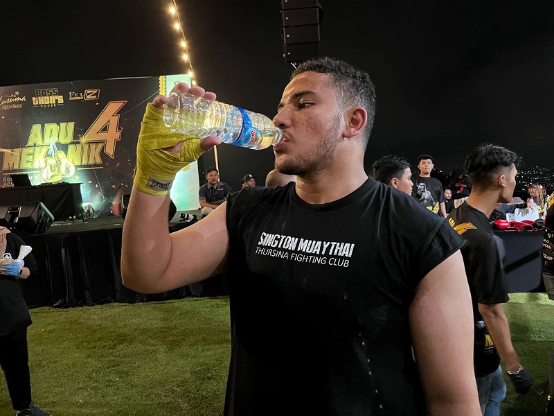 Salah satu atlet meminum Siiplah AMDK jelang tanding