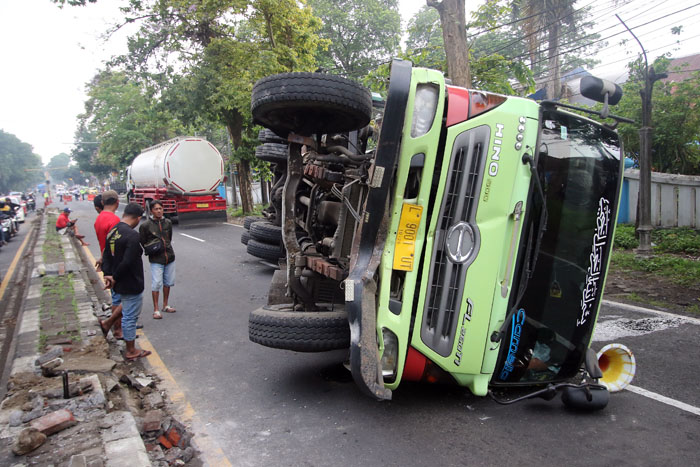 Truk terguling di Singosari Kabupaten Malang.