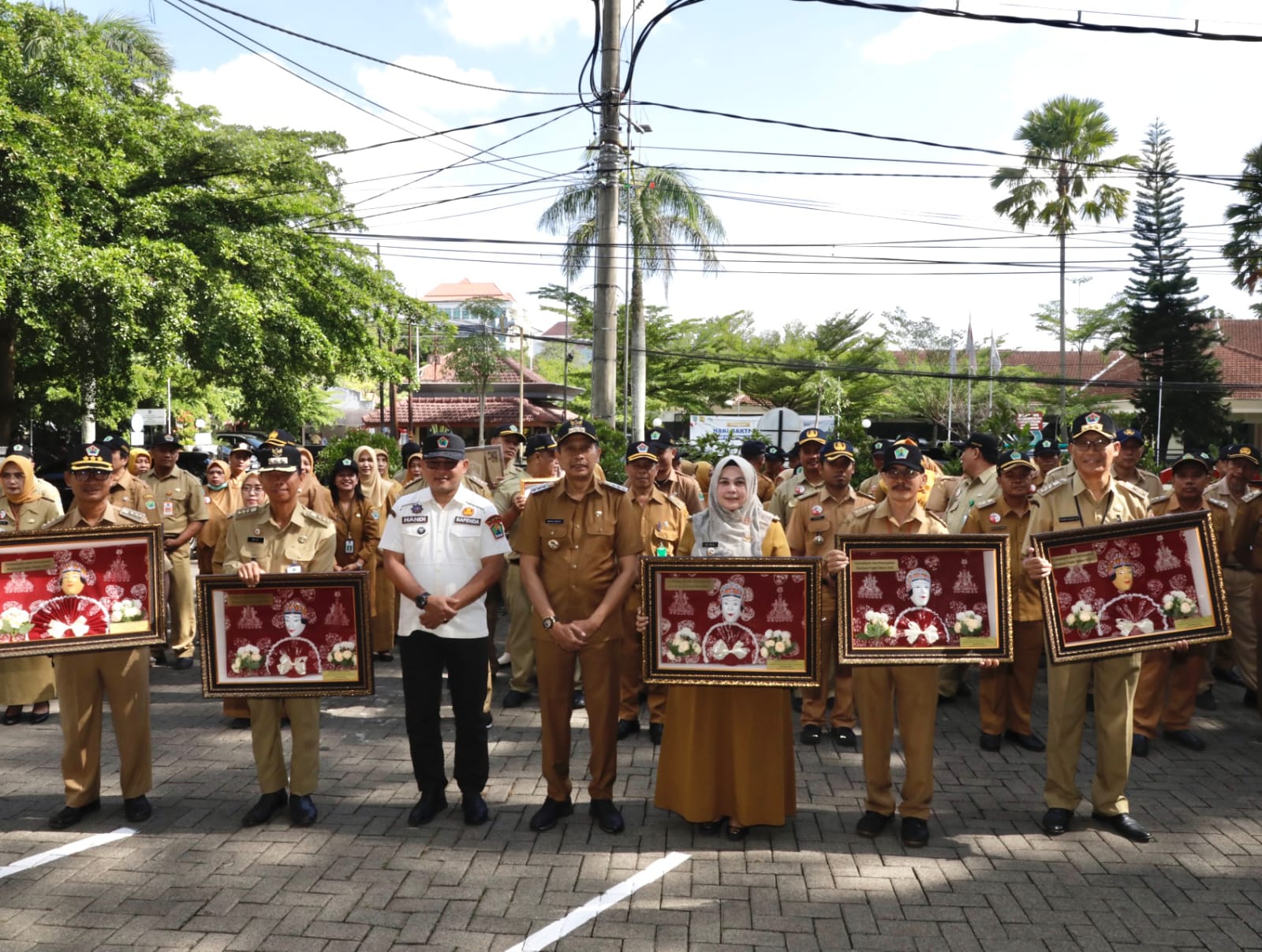 Pj Wali Kota Malang Wahyu Hidayat dan Kepala Bapenda Handi Priyanto memberi apresiasi lurah di Kecamatan Klojen yang capai target PBB