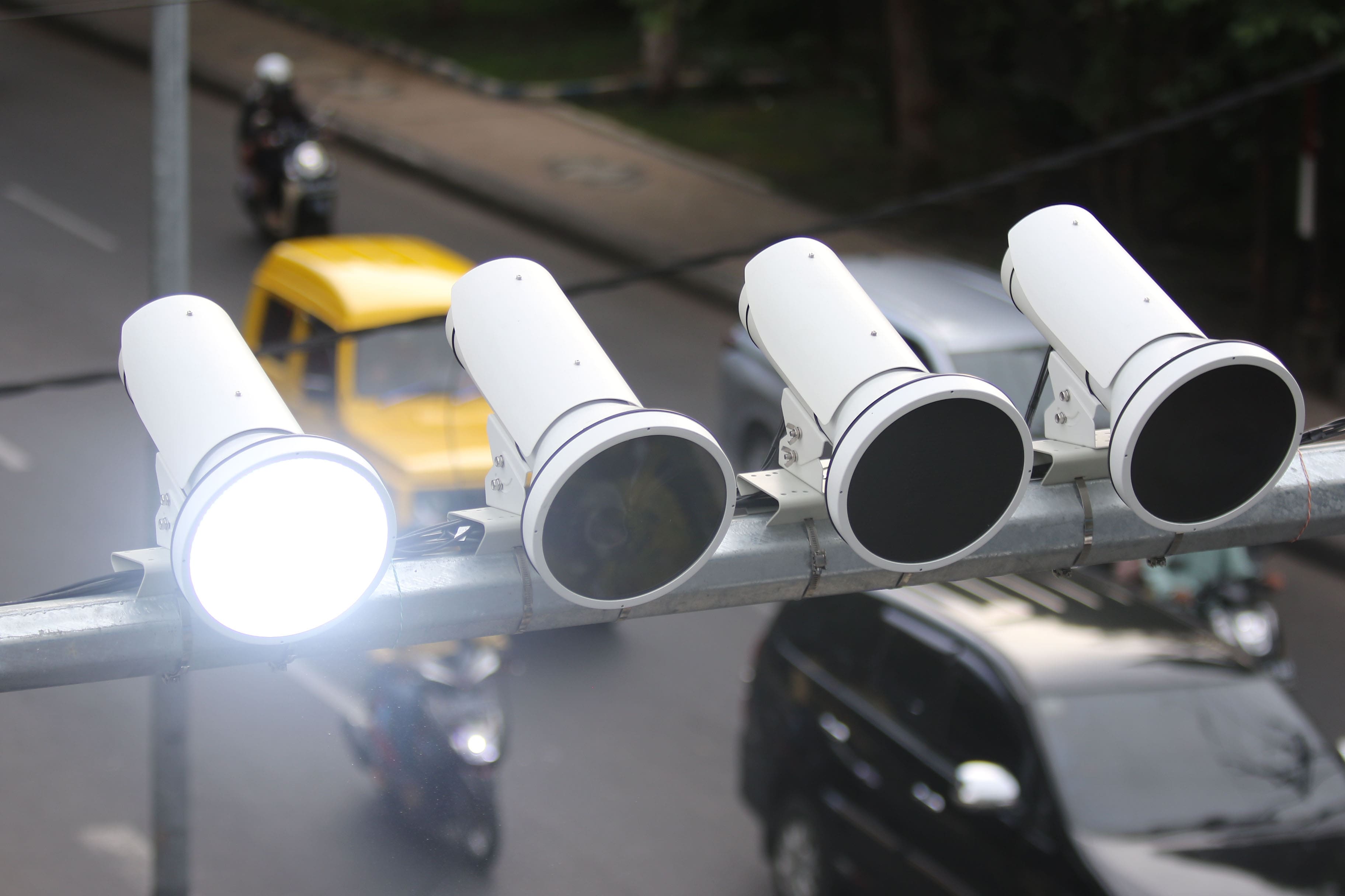 TAHAP INSTALASI: Kamera ETLE di Jalan Ahmad Yani, Blimbing, Kota Malang menyorot setiap kendaraan yang melintas kemarin (20/12)