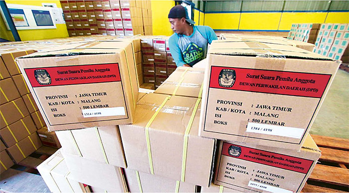 BERTAHAP: Pengiriman surat suara tahap kedua di Kabupaten Malang mulai dilakukan sejak Senin lalu (18/12). Semua logistik disimpan di Gudang Bulog, Kebonagung, Pakisaji.