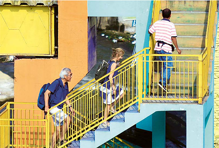 MASIH JADI ANDALAN: Sejumlah wisatawan berkunjung ke Kampung Warna-Warni kemarin siang.