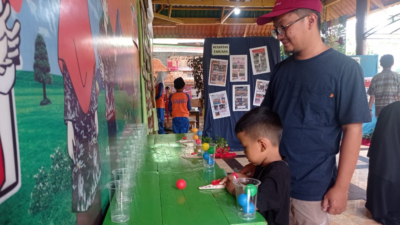 KERJASAMA : Salah satu peserta Kids Fair didampingi orang tuanya menyelesaikan misi Eksperimen Sains,&nbsp;Sabtu&nbsp;(9/12).