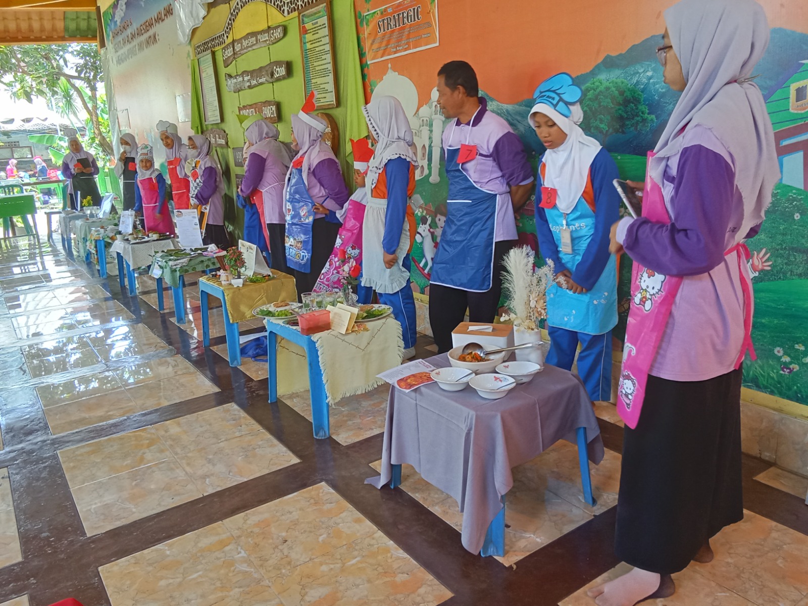 KOMPAK : Siswa siswi SAAM bersiap untuk penjurian Festival Cooking Show di sekolah,&nbsp;Selasa&nbsp;(12/12).