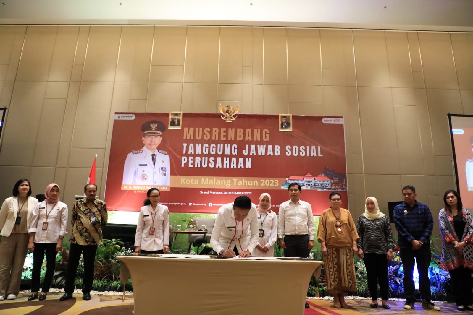 Pj Wali Kota Malang Wahyu Hidayat menandatangani draft usulan TJP untuk Musrenbang di Grand Mercure Mirama Hotel Malang, Rabu (20/12)